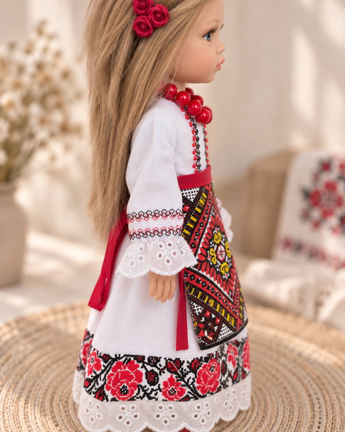  Costum național moldovenesc pentru păpușa Paola Reina 32 cm