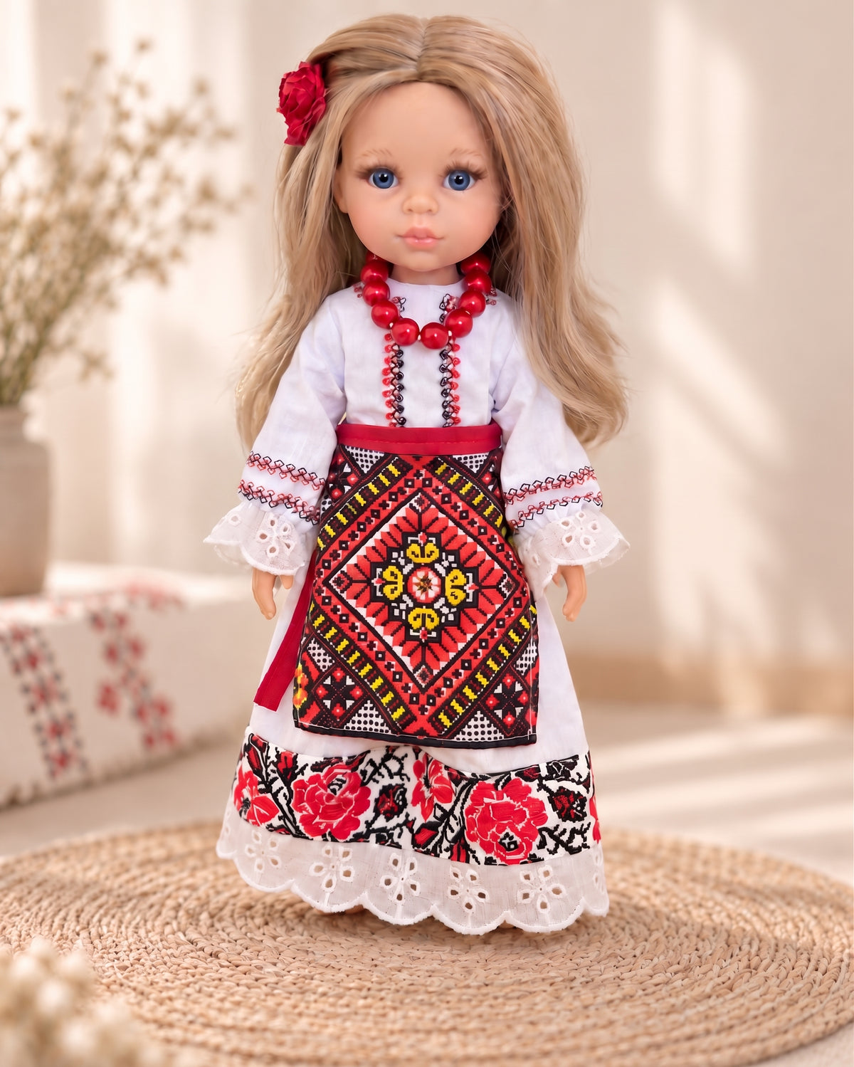  Costum național moldovenesc pentru păpușa Paola Reina 32 cm