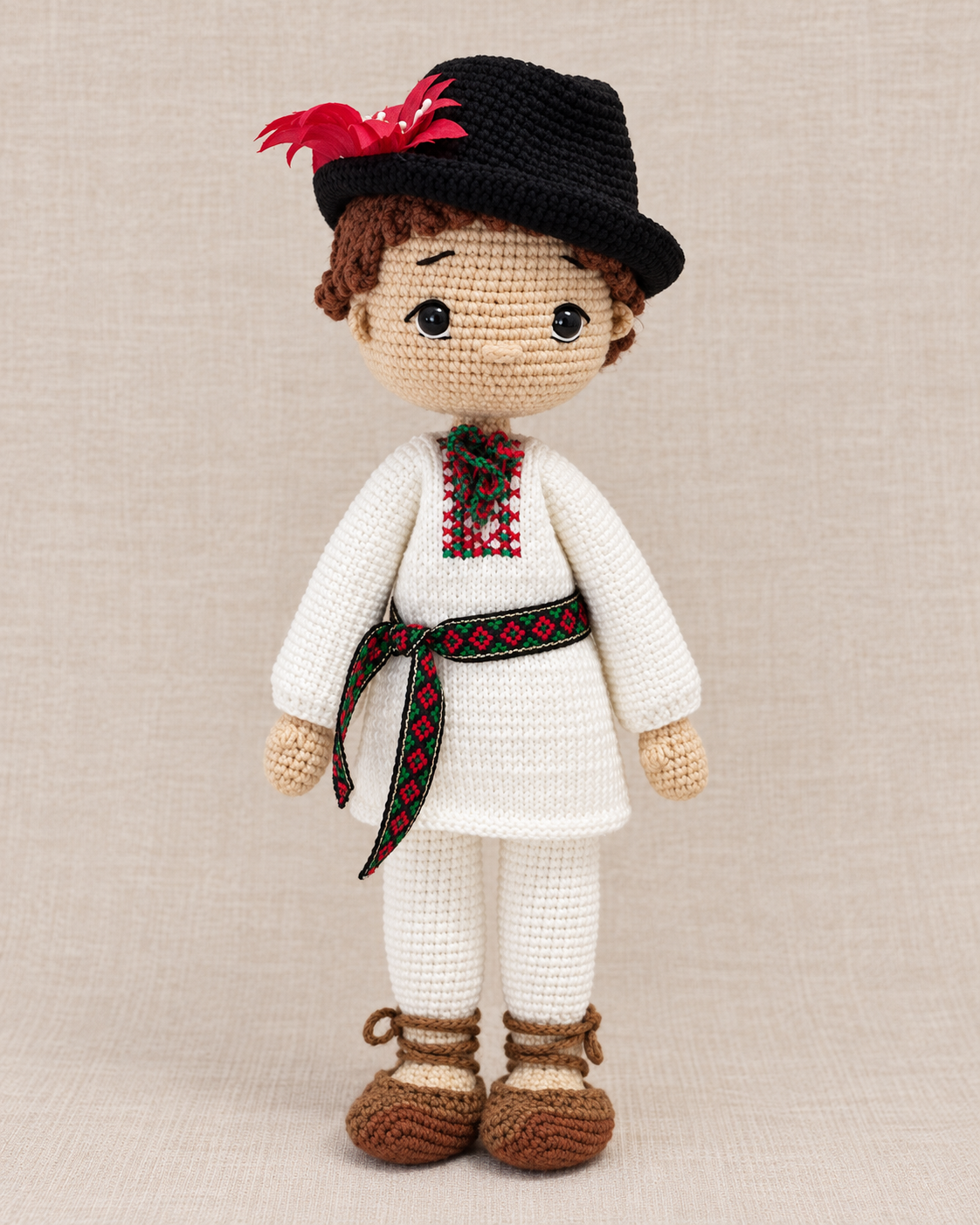 Ionel — păpușă croșetată moldovean în costum tradițional, 25 cm